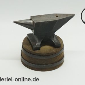 Antiker Amboss | kleiner Goldschmiedeamboss | Uhrmacher-Amboß auf Holzsockel